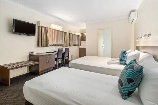 Upgrade, 1 Queen and 1 Single Bed، Quality Hotel Robertson Gardens 5/9