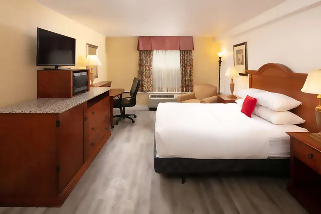 Junior Suite, Kitchenette, Red Lion Hotel Pocatello 1/5