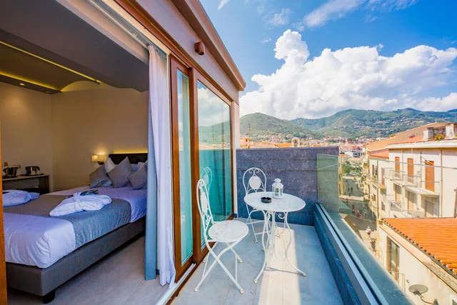 غرفة ديلوكس بسرير مزدوج بإطلالة على البحر بشرفة، Ossuna Bay Hotel Boutique 6/9