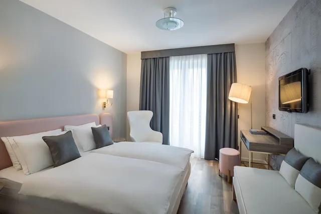 غرفة ديلوكس بسريرين منفصلين بإطلالة على البحيرة بشرفة، Hotel Capri 2/10