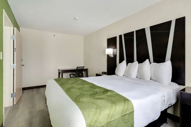 جناح بسرير كينج، Quality Suites Albuquerque Airport 1/4
