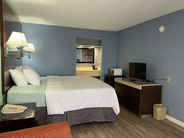Adjoining, Suite, King Bed, Smoking, Accessible، Americas Best Value Inn Blytheville 3/7