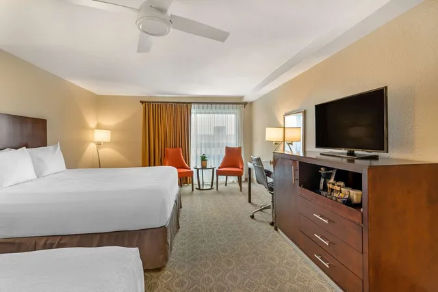 غرفة كبيرة بسريرين كينج مع أريكة، Best Western Plus Monterey Inn 1/4