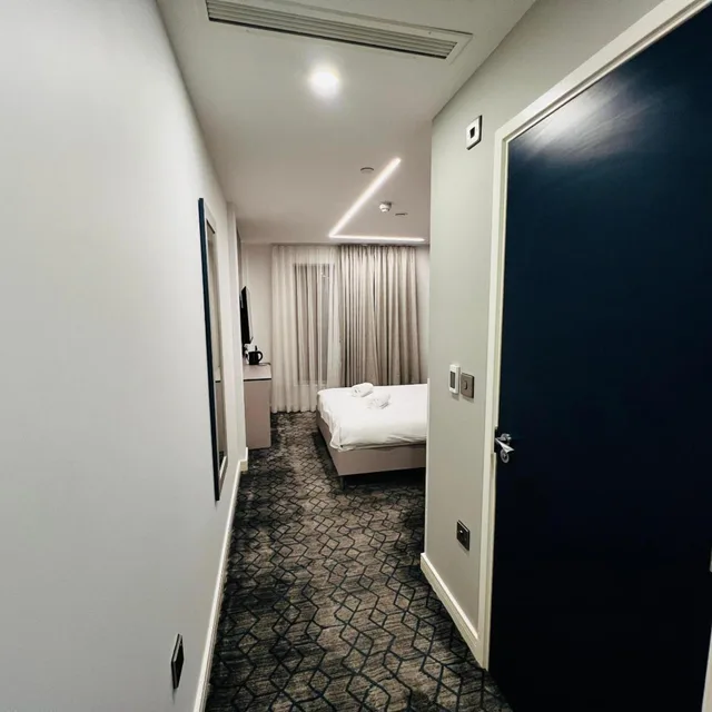 غرفة ديلوكس بسرير مزدوج أو سريرين منفصلين، Ilford Grand Hotel 2/2