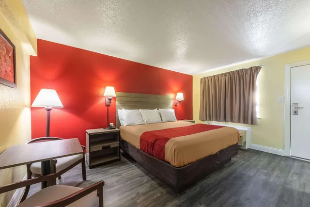 غرفة بسرير كينج للمدخنين، Econo Lodge San Marcos University Area 2/4