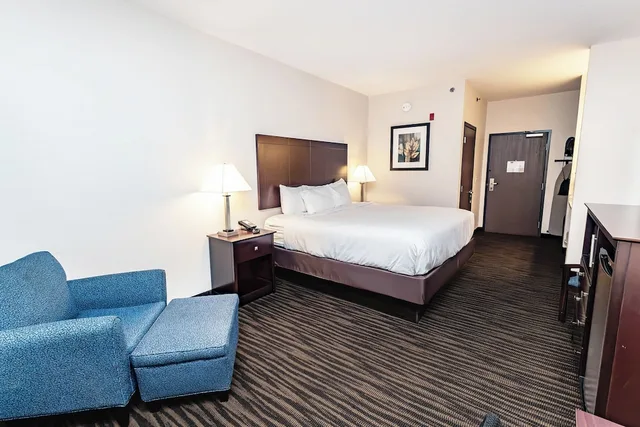 Room, King Bed, Cobblestone Inn and Suites Maryville 8/10