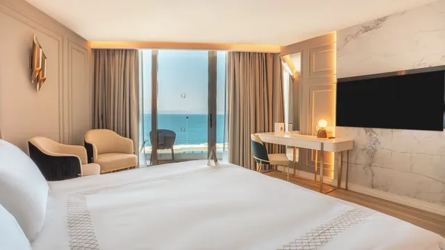 غرفة ديلوكس بسرير كوين بإطلالة على البحر بشرفة، Qlusive Hotel 1/5