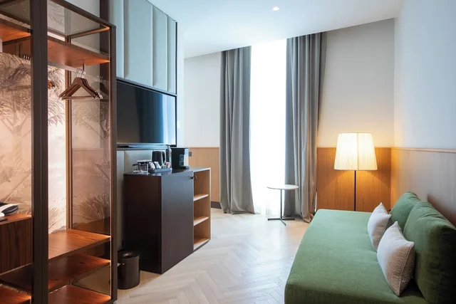 جناح ركني بسرير كينج بإطلالة على المدينة بغرفة نوم واحدة مع أريكة، Circle 6 Rome Hotel 3/10