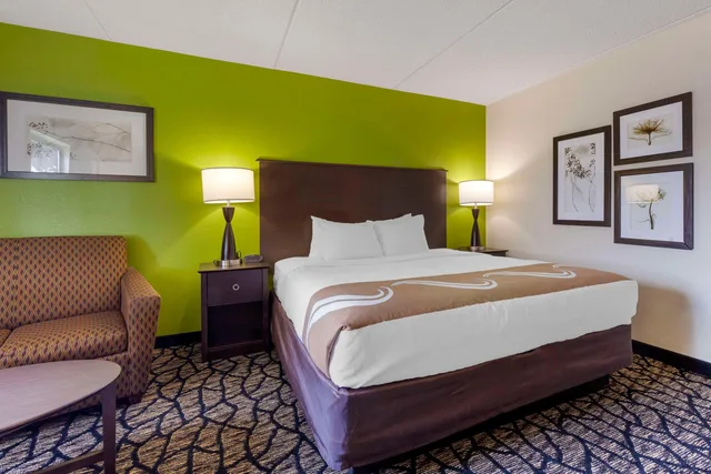 جناح بسرير كينج، Quality Inn Oshkosh Aviation Park 2/3