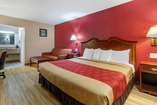 غرفة بسرير كينج للمدخنين، Econo Lodge Sturbridge Route 20 1/2