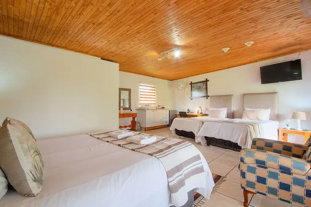 4 Rooms, Family, Queen and Twin Beds, Airport Game Lodge 2/10