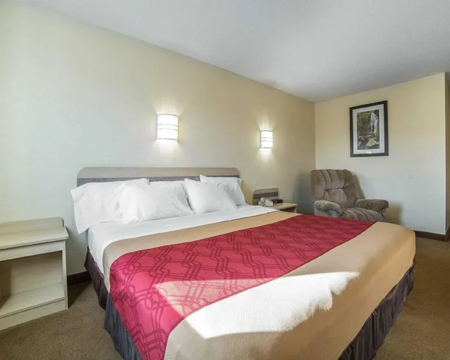 غرفة بسرير كوين بغرفة نوم واحدة، Econo Lodge Belle Fourche, SD 9/9
