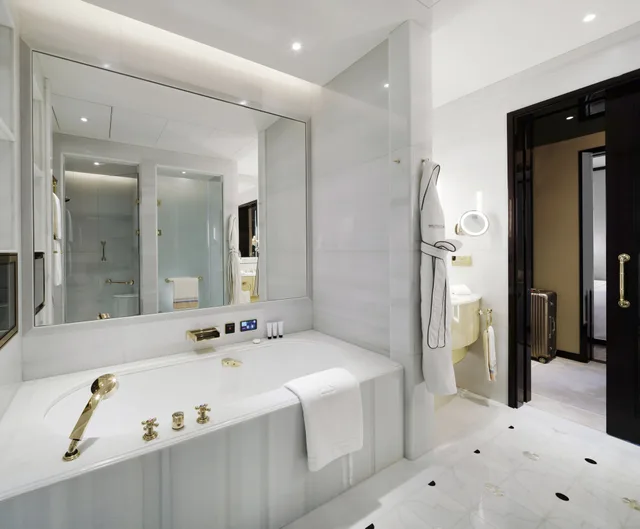 Bosphorus, Executive, Suite, King Bed, Sofa، The Peninsula Istanbul 3/3