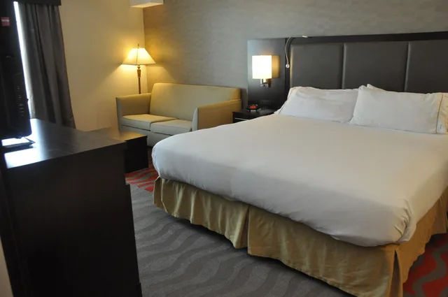 غرفة قياسية بسرير كينج مع أريكة، Holiday Inn Express Barrie 3/4