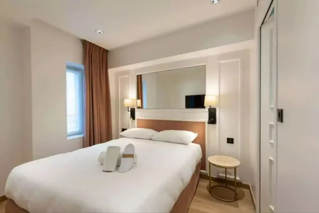 Courtyard، Hotel Au Coeur de Republique 1/3