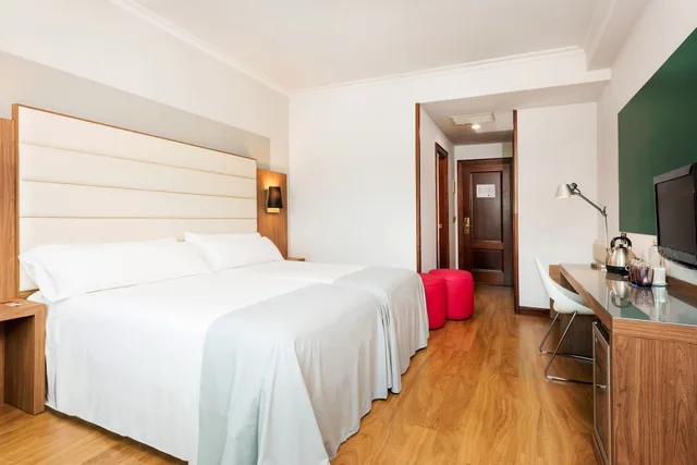 غرفة بريميوم بسرير كينج، Hotel Santiago Plaza Affiliated By Melia 7/10
