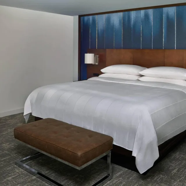 جناح بسرير كينج بإطلالة على المدينة بغرفة نوم واحدة مع أريكة، Toronto Marriott City Centre Ex Renaissance Toronto Hotel 1/10