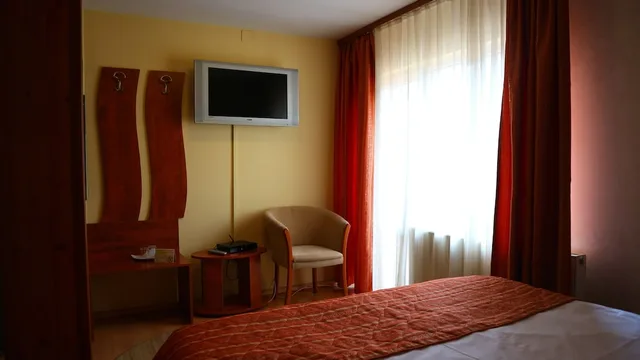 غرفة قياسية بسرير كوين، Pensiunea Andy 3/5