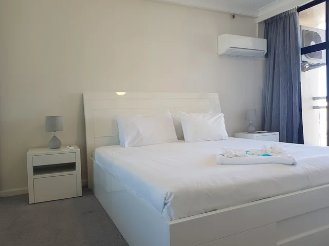 غرفة بسرير كينج بإطلالة على البحر بغرفة نوم واحدة، Beachcomber Resort Surfers Paradise 2/3
