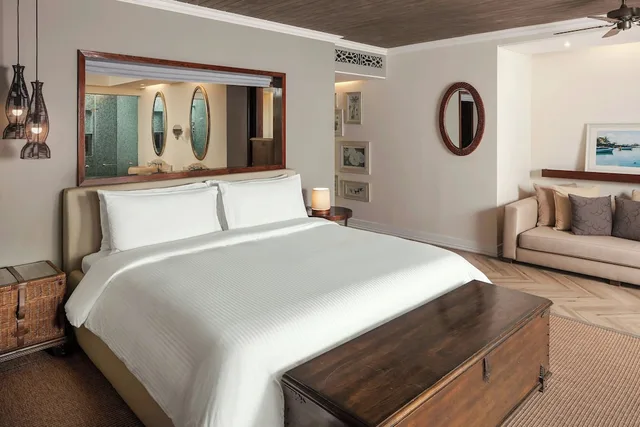 جناح جونيور بسرير كينج مع أريكة، The St. Regis Le Morne Resort, Mauritius 1/8