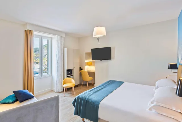 Superior, Double Bed, Harbour View, Best Western Hotel Du Roy D'aragon 1/9