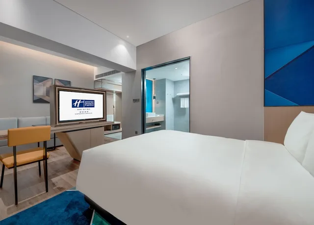 Standard, King Bed, Extra Floor Space، Holiday Inn Express Shenzhen Longhua 4/10