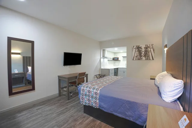 غرفة بسرير كينج بمطبخ صغير لغير المدخنين، Sunrise Inn by OYO Titusville FL 2/8