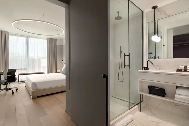 غرفة بريميوم بسرير كينج بشرفة، Hotel Indigo Williamsburg - Brooklyn 5/5