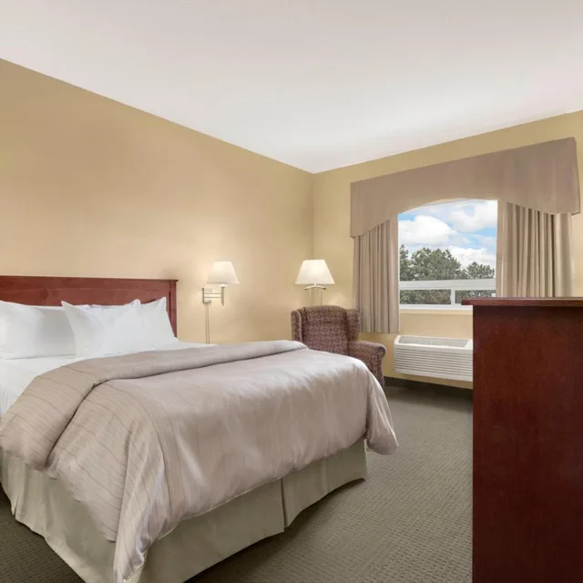 غرفة بسرير كينج وسرير كوين لذوي الإعاقة، Days Inn and Suites By Wyndham Brandon 3/4