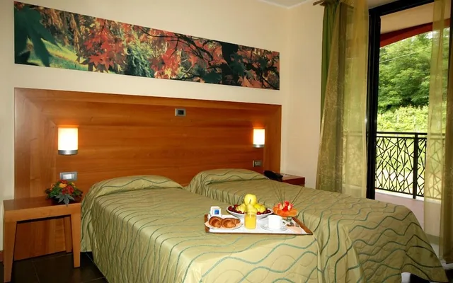غرفة عائلية بسرير كوين وسريرين منفصلين بشرفة، Hotel Langhe & Monferrato 1/5