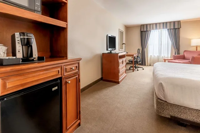 غرفة بريميوم بسرير كينج، Hilton Garden Inn Houston The Woodlands 1/2