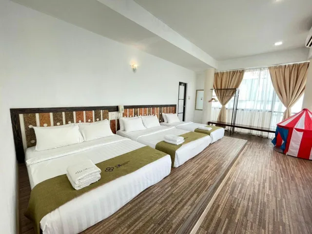 غرفة سوبيريور عائلية بسرير فردي وسريرين كوين، S8 Boutique Hotel 1/3