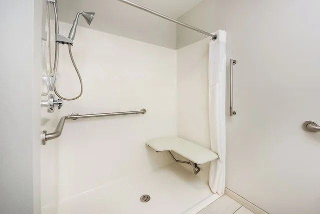 غرفة قياسية بسرير كينج لذوي الإعاقة، HOLIDAY INN EXPRESS WARRENTON 3/3