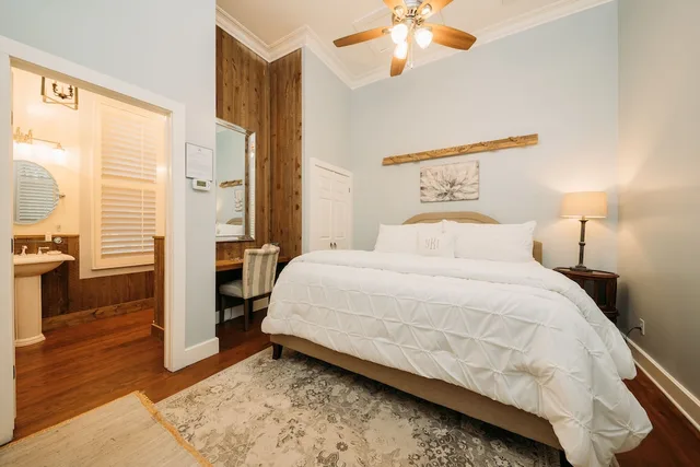 House, 2 King Beds، Ye Kendall Inn 1/1