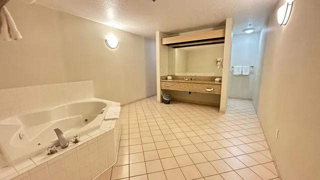 غرفة ديلوكس بسرير كينج بجاكوزي، Timberland Inn & Suites 7/10