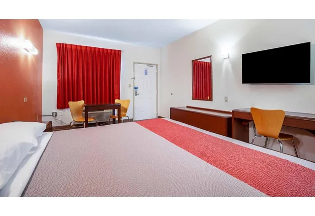 غرفة بسرير كينج لغير المدخنين مع أريكة سرير، Motel6 Covington, TN 4/7