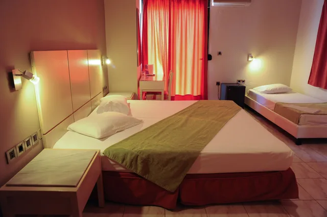 Room, Triple, City View, Plaza Hotel 2/5