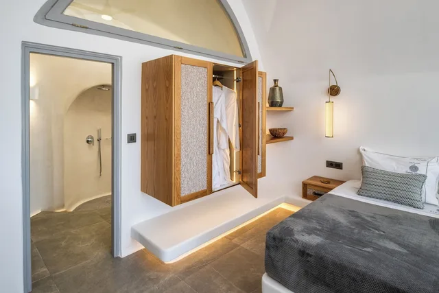 Cave, Suite, Queen Bed, Outdoor Jetted Tub, Sofa، Eteoro Suites 1/1