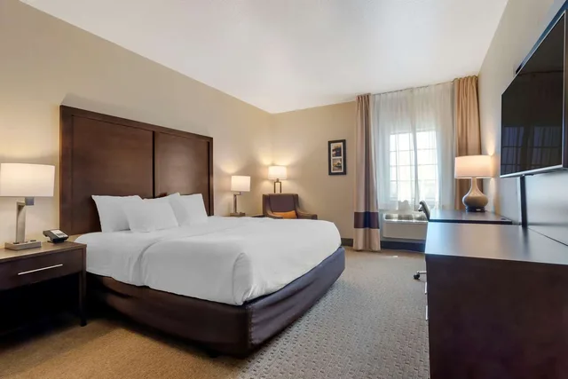 Room, King Bed, Accessible, Comfort Inn & Suites Macon, MO 1/5