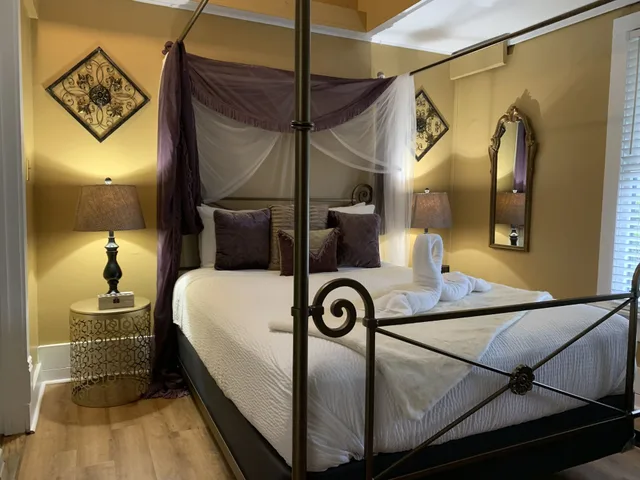 جناح كومفورت بسرير كوين بإطلالة على الفناء بحوض جاكوزي، Peace and Plenty Inn B&B 3/5