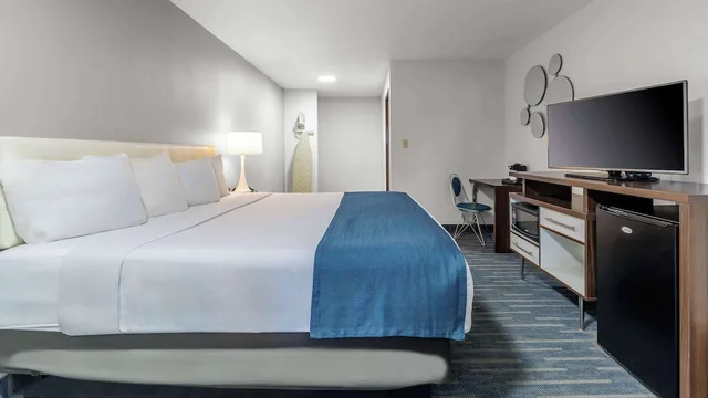 غرفة بسرير كينج، Studio6 Flagstaff, AZ 3/7