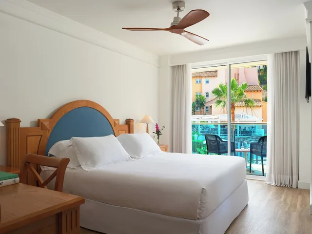 جناح جونيور مفردة بسريرين منفصلين بإطلالة جزئية على البحر مع أريكة، H10 Blue Mar - Adults Only 2/10