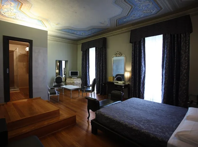 Junior Suite, Queen Bed, Borghese Palace Art Hotel 2/3