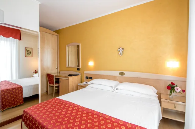 غرفة كومفورت بسرير مزدوج أو سريرين منفصلين بإطلالة جزئية على البحر، Hotel Helios 1/7