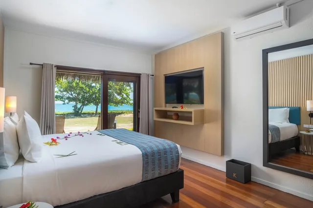 Bure, King Bed, Beach Front، Yatule Resort and Spa 2/4