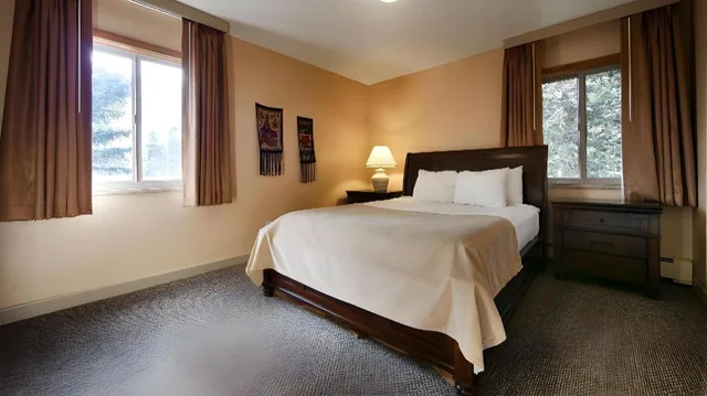 جناح بسرير كوين بشرفة بغرفتين مع أريكة بمطبخ، Best Western Ptarmigan Lodge 1/2