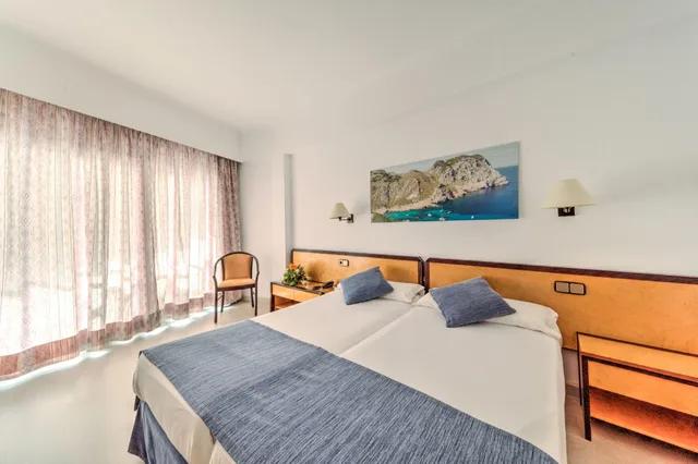 غرفة بسرير مزدوج بشرفة بإطلالة جزئية على البحر، Hotel Voramar Mallorca 1/1