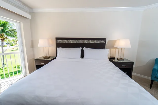 2 Bedrooms, Suite, King and Queen Bed, Ocean Front، Holiday Inn Resort Grand Cayman, an IHG Hotel 9/10