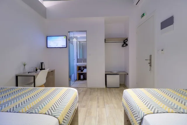 Superior, 1 Queen and 1 Single Bed, Athensotel.Com 2/4