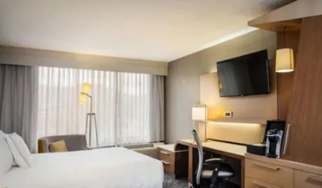 غرفة بسرير كينج مع أريكة لذوي الإعاقة، Courtyard By Marriott Riverside Ucr Moreno Valley Area 1/6